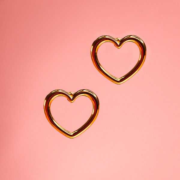 Aretes de corazón dorados - Imagen 3