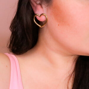 Alternative view of Aretes de corazón dorados
