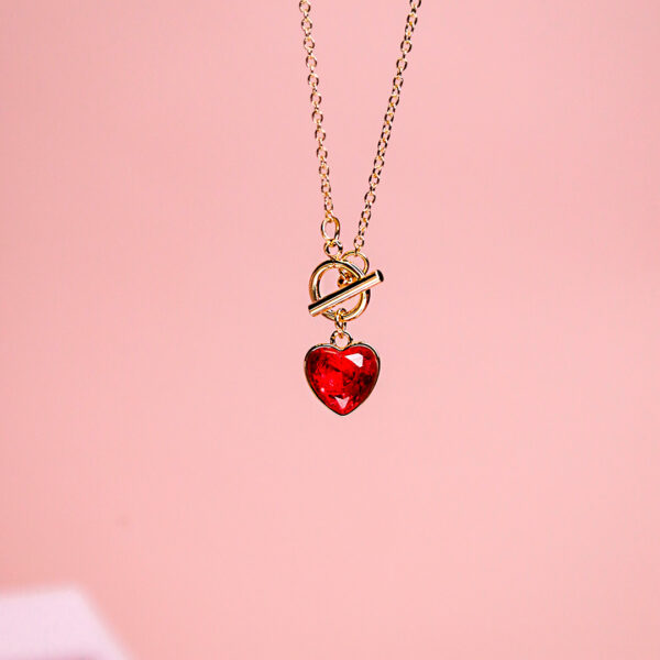 Collar de corazón rojo con broche T - Imagen 2