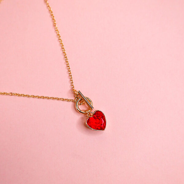 Collar de corazón rojo con broche T - Imagen 3