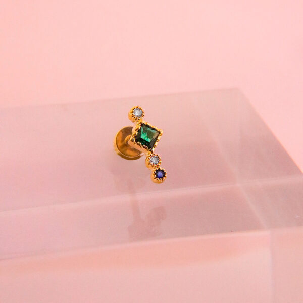 Piercing dorado de rombo verde - Imagen 3