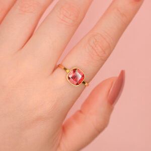 Anillo Dorado de Acero Inoxidable (ajustable rojo) - Maxi Gema pieza puesta