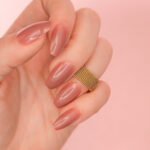 Anillo Dorado de Acero Inoxidable de Mallita vista puesto