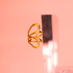 Anillo Dorado de Acero de Titanio -Curvy fondo rosa