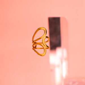 Anillo Dorado de Acero de Titanio -Curvy fondo rosa