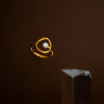 Anillo Dorado de Acero de Titanio - Órbita fondo oscuro