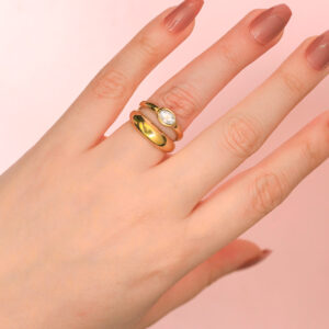 Anillo Dorado de Acero de Titanio - Ovalne vista puesto