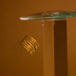 Anillo Dorado de Acero de Titanio (ajustable) - Enrollado fondo oscuro