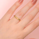 Anillo Dorado de Acero de Titanio de Estrellas - Anuenua pieza puesta