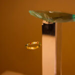 Anillo Dorado de Acero de Titanio de Estrellas - Anuenua fondo oscuro