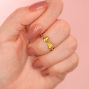 Anillo Dorado de Acero de Titanio de Moñito - Tuxedo pieza puesta