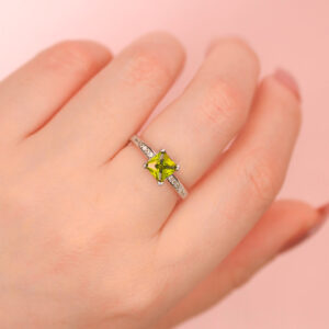 Anillo de Plata 925 - Estilo Zirconia Cuadrada (verde) pieza puesta