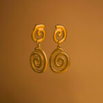 Aretes Dorados de Acero Inoxidable - Estilo SSpiral fondo oscuro