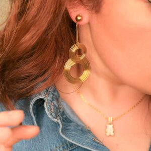 Aretes Dorados de Acero Inoxidable de Aros Colgantes - Disco vista puesto