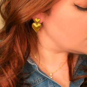 Aretes Dorados de Acero Inoxidable de Corazón - In Love pieza puesta