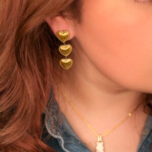 Aretes Dorados de Acero Inoxidable de Corazón - Poker Love pieza puesta