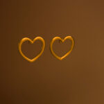 Aretes Dorados de Acero Inoxidable de Corazón -Sweetheart fondo oscuro