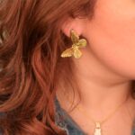 Aretes Dorados de Acero Inoxidable de Mariposa - Volare pieza puesta
