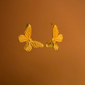 Aretes Dorados de Acero Inoxidable de Mariposa - Volare fondo oscuro