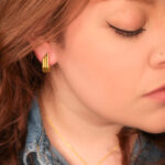 Aretes Dorados de Acero de Titanio - Claw pieza puesta