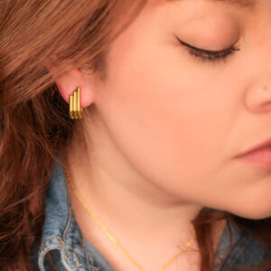 Aretes Dorados de Acero de Titanio - Claw pieza puesta