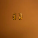 Aretes Dorados de Acero de Titanio - Claw fondo oscuro