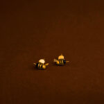 Aretes Dorados de Plata 925 de Abejitas fondo oscuro