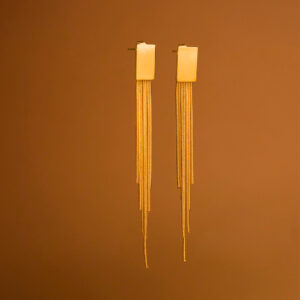 Aretes Largos Dorados de Acero Inoxidable - Tiras Largas fondo claro