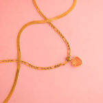 Collar Dorado de Acero Inoxidable de Corazón Amarillo - Amore Giallo fondo rosa