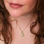 Collar Dorado de Acero Inoxidable de Pandita - Zircoin Bear vista puesto