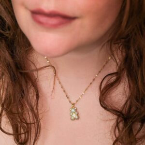 Collar Dorado de Acero Inoxidable de Pandita - Zircoin Bear vista puesto