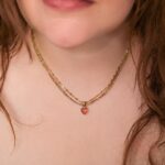 Collar Dorado de Acero de Titanio - Amore Ambrato pieza puesta