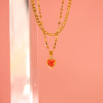 Collar Dorado de Acero de Titanio - Amore Ambrato fondo rosa