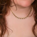 Collar Dorado de Acero de Titanio - Luminoso pieza puesta