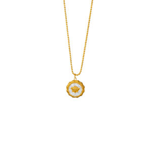 Collar Dorado de Acero de Titanio - Medalla de Abejita fondo blanco