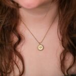 Collar Dorado de Acero de Titanio - Medalla de Abejita - Imagen 2