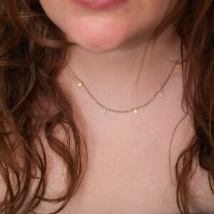 Collar Dorado de Acero de Titanio - Pohaku vista puesto