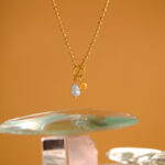 Collar Dorado de Acero de Titanio - T Pearl fondo amarillo