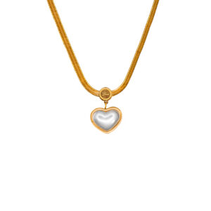 Collar Dorado de Acero de Titanio con Corazón Aperlado fondo blanco
