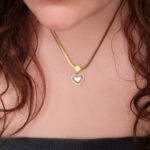Collar Dorado de Acero de Titanio con Corazón Aperlado vista puesto