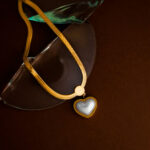 Collar Dorado de Acero de Titanio con Corazón Aperlado - Imagen 3