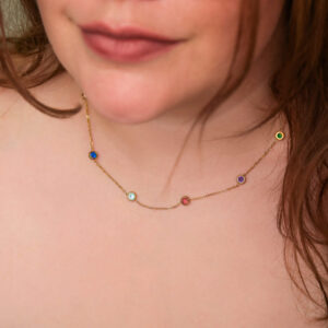 Collar Dorado de Acero de Titanio con Piedras - WAI WAI pieza puesta