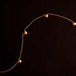 Collar Dorado de Acero de Titanio de Corazón - Piccoli Cuori fondo escuro