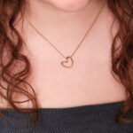 Collar de Acero de Titanio - Contorno Corazón Pieza puesta