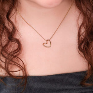 Collar de Acero de Titanio - Contorno Corazón Pieza puesta