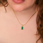 Collar de Acero de Titanio - Plano con Piedra pieza puesta