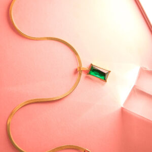 Collar de Acero de Titanio - Plano con Piedra fondo rosa