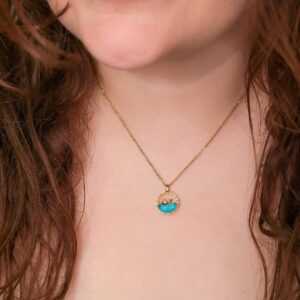 Collar dorado de Acero de Titanio de Ballenita Whale fondo vista puesto