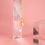 Collar dorado de acero inoxidable - estilo barroqui fondo rosa