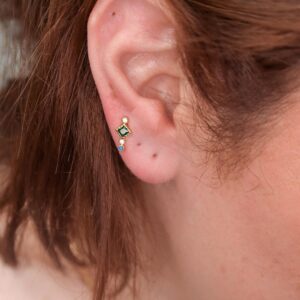 Piercing Dorado de Acero Inoxidable - Rombo Verde vista puesto